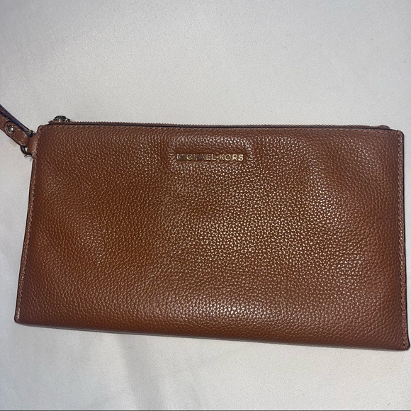 Micheal Kors wristlet - Picture 1 of 4